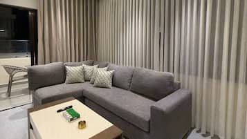 Apartment, 1 Bedroom, Accessible, Smoking | Living room