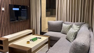 Apartment, 1 Bedroom, Accessible, Smoking | Living room