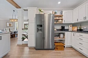 Private kitchen - Spacious Open Concept 3 bedroom Retreat. Beautiful Modern Wood Finished Design (Cleveland)