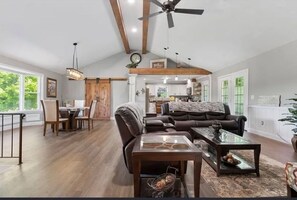 Living area - Spacious Open Concept 3 bedroom Retreat. Beautiful Modern Wood Finished Design (Cleveland)