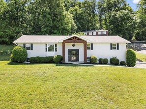 Exterior - Spacious Open Concept 3 bedroom Retreat. Beautiful Modern Wood Finished Design (Cleveland)