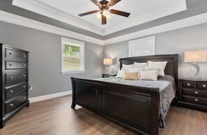 Room - Spacious Open Concept 3 bedroom Retreat. Beautiful Modern Wood Finished Design (Cleveland)