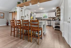 Private kitchen - Spacious Open Concept 3 bedroom Retreat. Beautiful Modern Wood Finished Design (Cleveland)