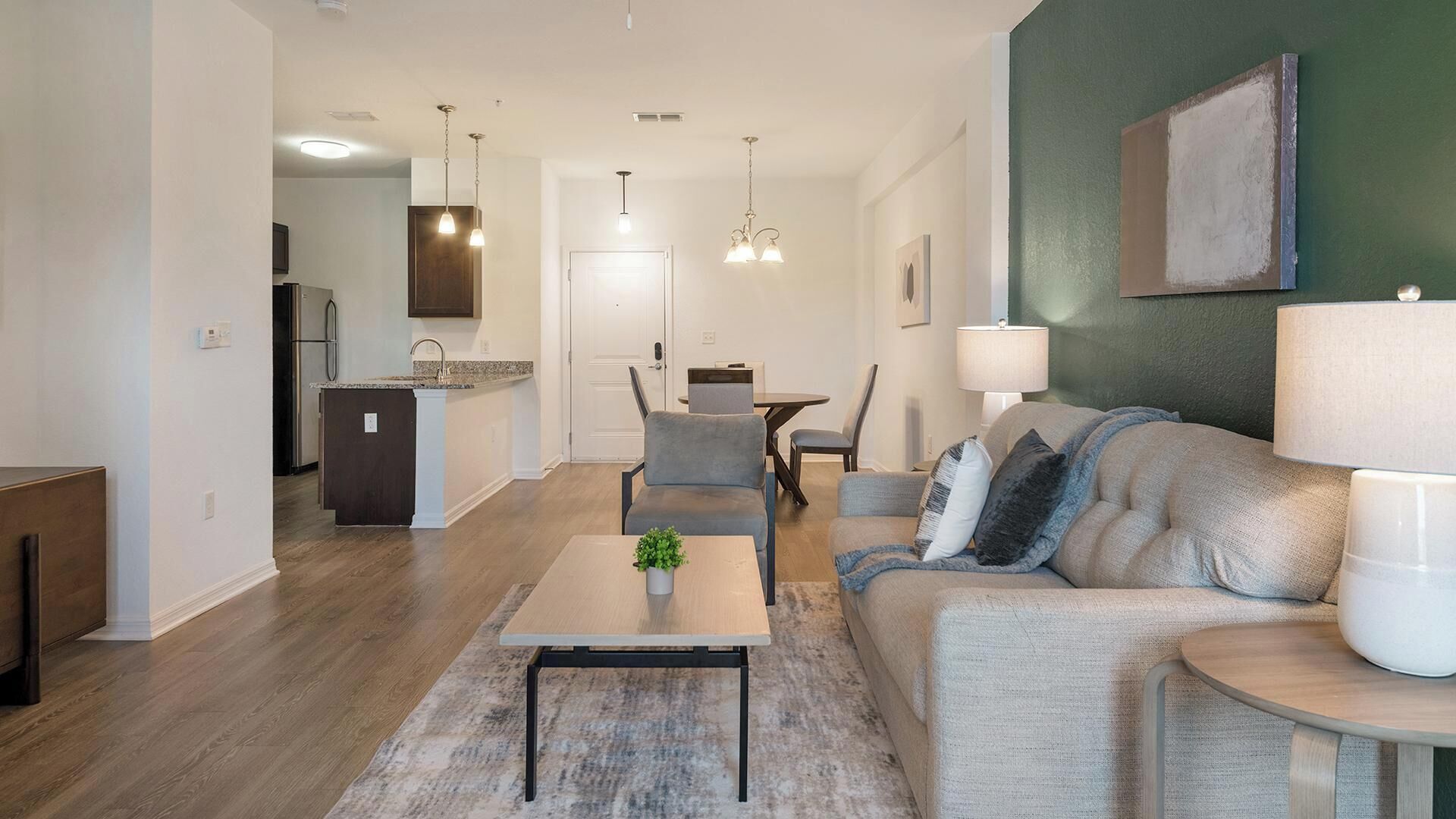 Una sala moderna con sofá, mesa de centro y comedor.