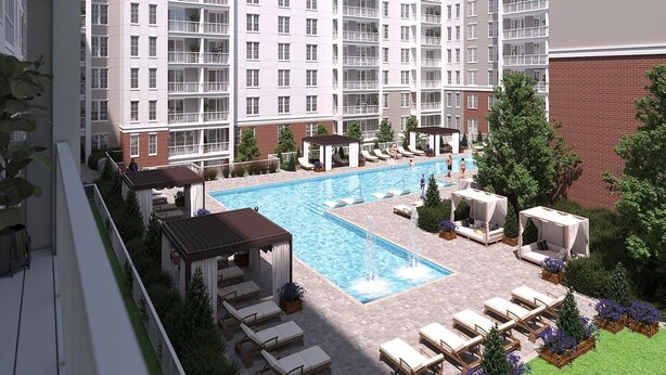 Una piscina al terrat amb gandules, una glorieta i vista d'un edifici de diverses plantes.
