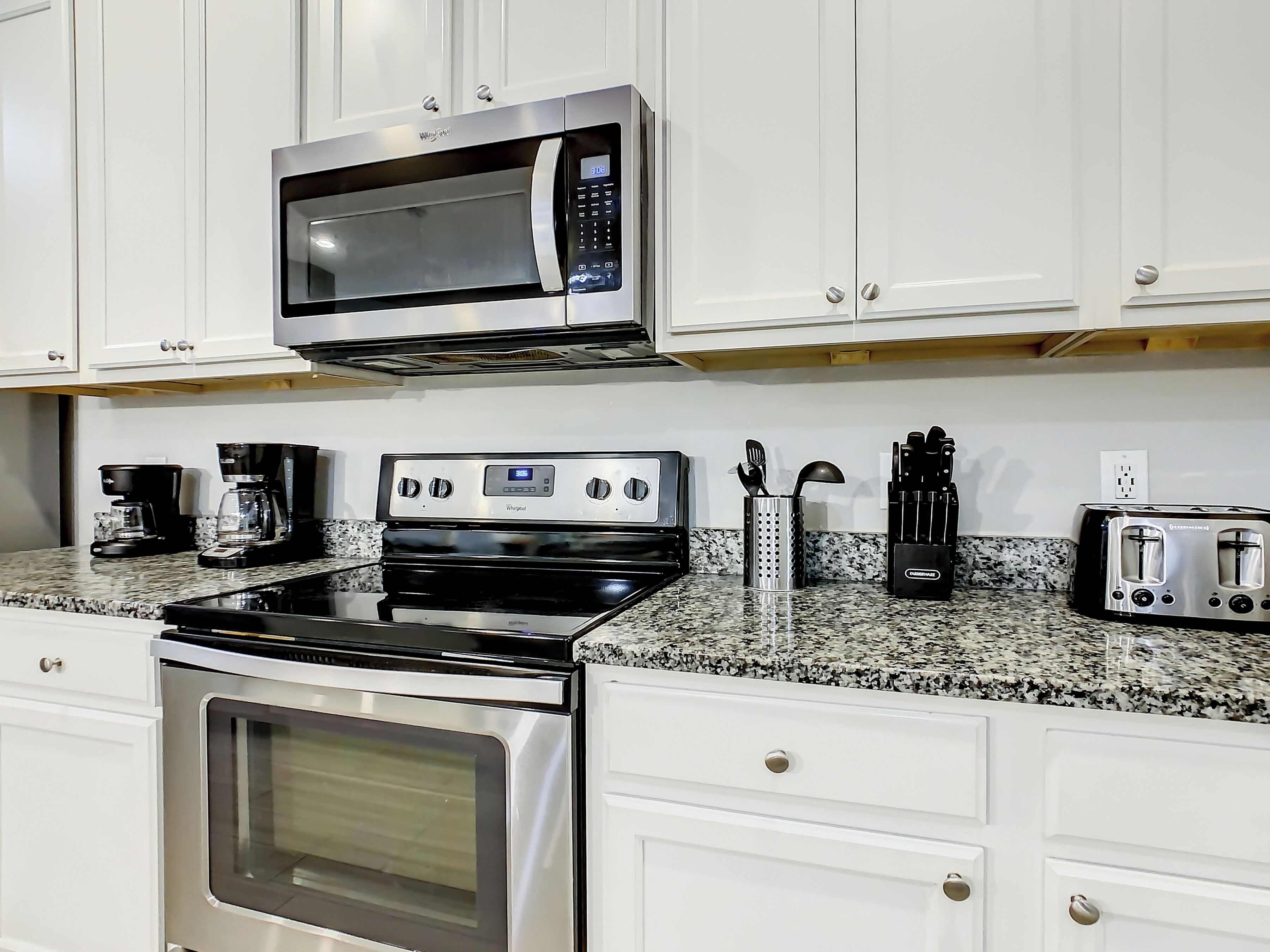 Full-size fridge, microwave, oven, toaster