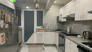 A modern kitchen with a refrigerator, stove, microwave, and sink. - Apartment in central area for world cup (Naucalpan de Juárez)