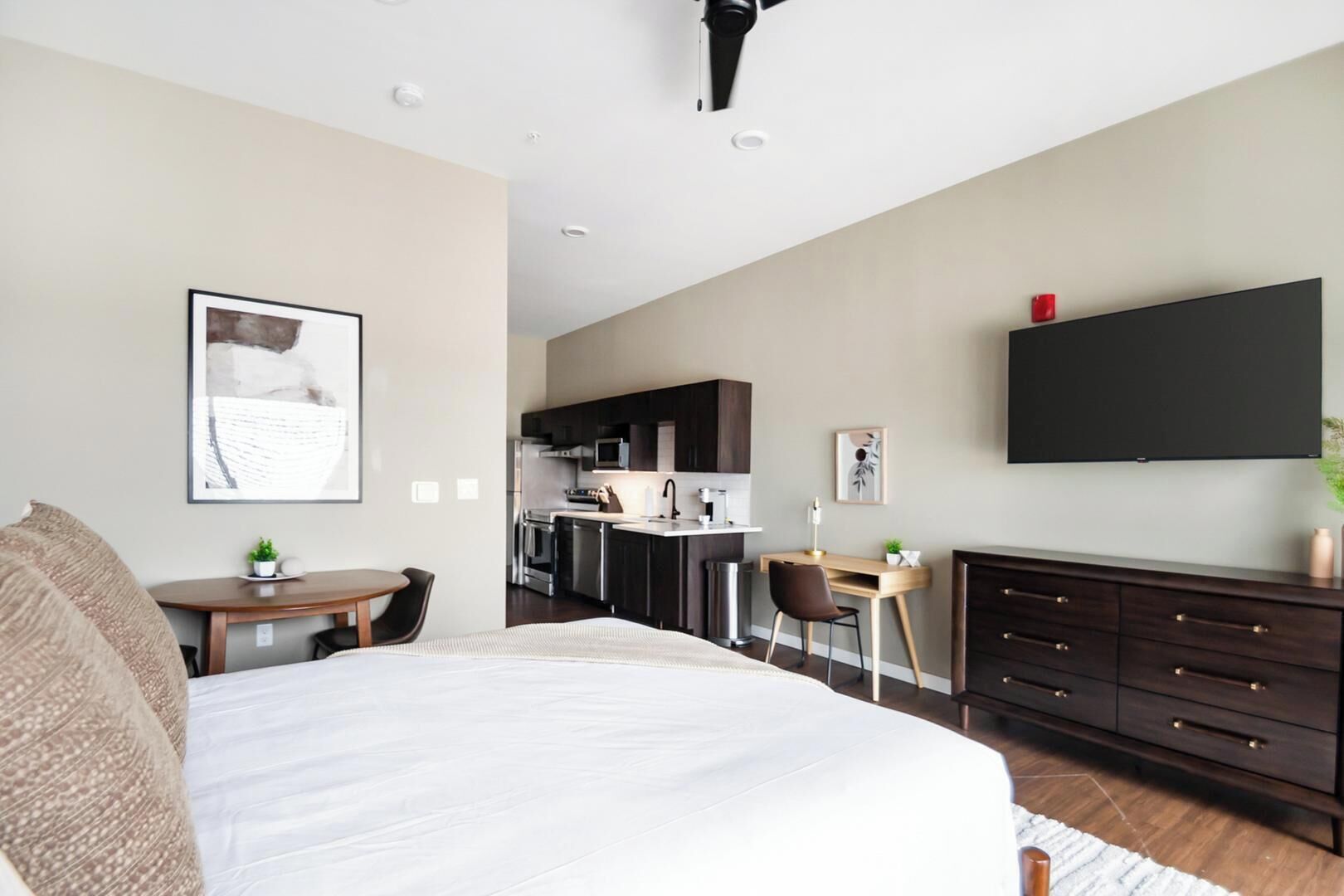 Landing | Chic Studio, Rooftop Lounge, Gym - Springfield, MO