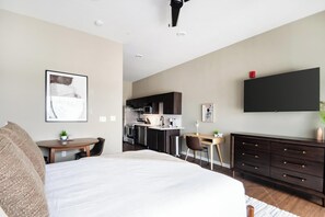 Desk, iron/ironing board, WiFi, bed sheets - Landing | Amazing Studio, Rooftop Lounge, Gym (Springfield)