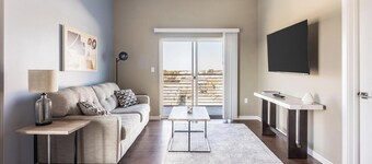 Landing | Chic Studio, Gym, Rooftop Lounge
