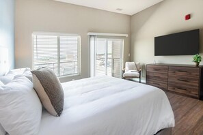 Desk, iron/ironing board, WiFi, bed sheets