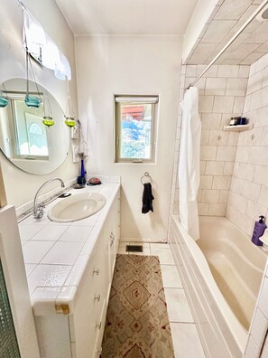 Hair dryer, towels, soap, toilet paper - Paradise in Ojai - Amazing property with private lake, spa amenities, and more. (Ojai)
