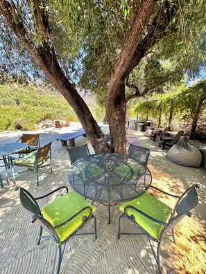 Outdoor dining - Paradise in Ojai - Amazing property with private lake, spa amenities, and more. (Ojai)