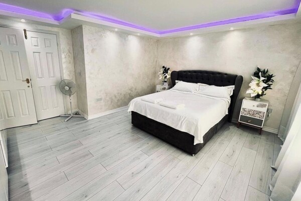 House Sleeps 10 With Free Parking - Pets Welcome - Manchester
