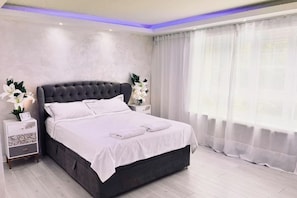 5 bedrooms, iron/ironing board, free WiFi, bed sheets