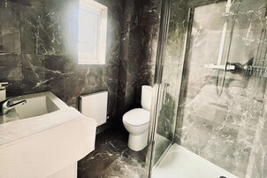 Ducha, secador de pelo, toallas