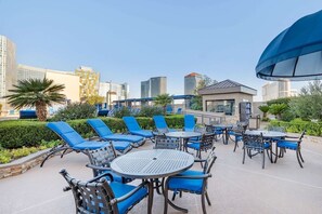 Outdoor dining - Experience Stunning Vegas Strip Views from Balcony and Rooftop Pool (Las Vegas)