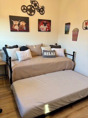 4 bedrooms, WiFi, bed sheets - THE SASSY HOUSE AT DANDELION (Greenbrier)