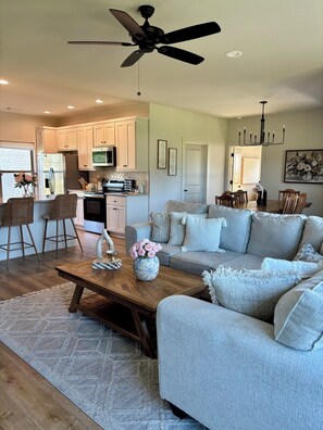 Smart TV - THE SASSY HOUSE AT DANDELION (Greenbrier)