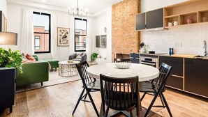 Een modern appartement met een eethoek, keuken en woonruimte.