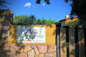 A sign with the name 'KENTY WASY' and contact information.