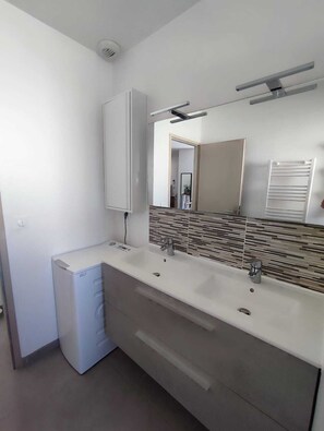 Shower, hair dryer, towels, toilet paper - Vrbo Property (Apt)