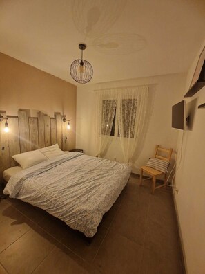 Iron/ironing board, WiFi, bed sheets - Vrbo Property (Apt)