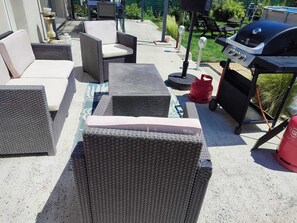 Outdoor dining - Vrbo Property (Apt)