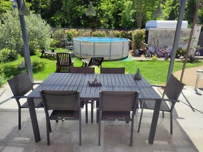 Outdoor dining - Vrbo Property (Apt)