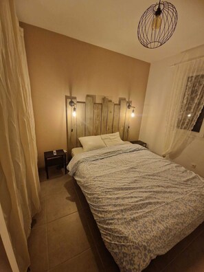 Iron/ironing board, WiFi, bed sheets - Vrbo Property (Apt)