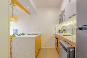 Wasserkocher mit Kaffee-/Teezubehör, Kühlschrank, Mikrowelle, Ofen