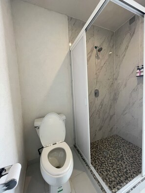 Shower, towels, soap, shampoo - La Posta (Tarandacuao)