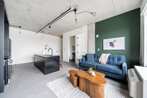 Smart TV - Landing | Modern 1BD, Gym (Newark)