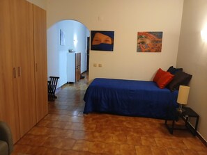 Een strijkplank/strijkijzer, wifi, beddengoed