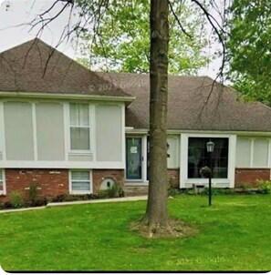 Exterior - Terrific 3-bedroom house with a Pool in Kansas City. (Kansas City)