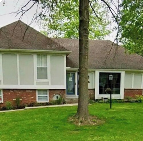 Terrific 3-bedroom house with a Pool in Kansas City.