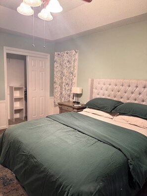 Room - Terrific 3-bedroom house with a Pool in Kansas City. (Kansas City)