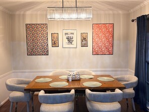 Dining - Terrific 3-bedroom house with a Pool in Kansas City. (Kansas City)