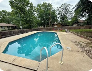 Pool - Terrific 3-bedroom house with a Pool in Kansas City. (Kansas City)