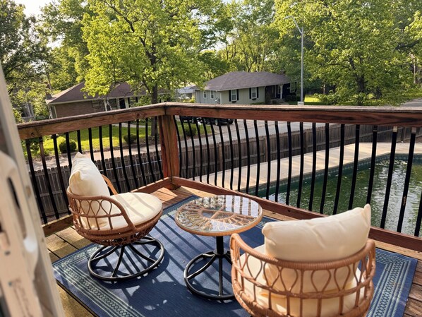 Property grounds - Terrific 3-bedroom house with a Pool in Kansas City. (Kansas City)