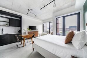 Desk, iron/ironing board, WiFi, bed sheets - Landing | Spectacular Studio, Gym (Newark)