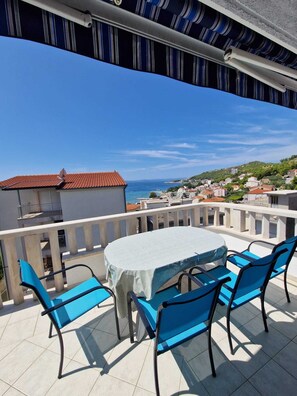 Outdoor dining - Luxury Seaview Apartment near Omiš • Pool, Sauna & Sandy Beach (Duće)