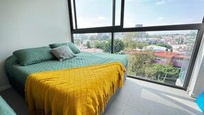 Màn/rèm cản sáng, bàn ủi/dụng cụ ủi quần áo 