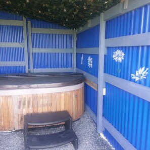 Outdoor spa tub - Cosy retreat at Daisy Cabin in Mid Wales/Pet Friendly/ Undercover hot tub/Garden (Llanbrynmair)