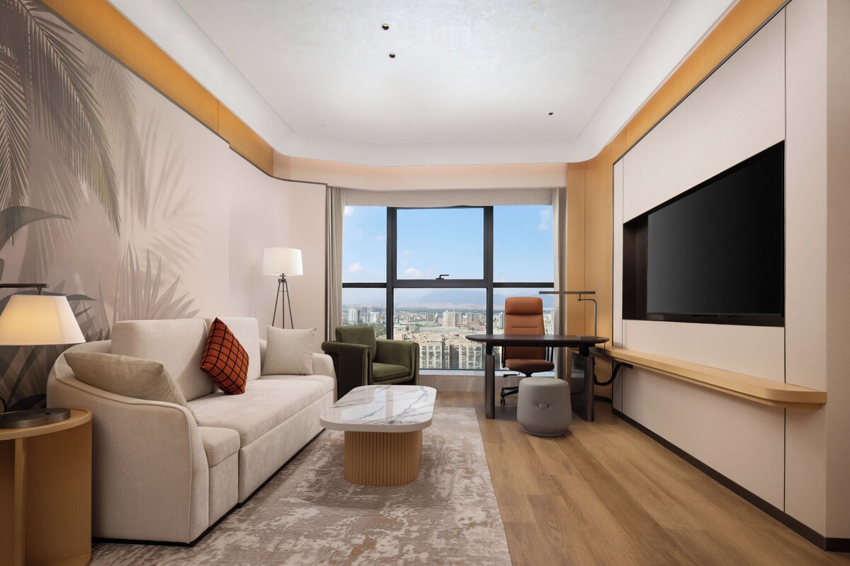 Deluxe Suite, 1 King Bed | Living area