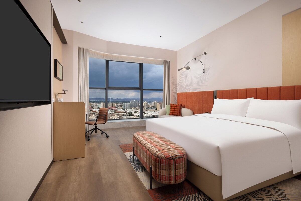 Deluxe Room, 1 King Bed