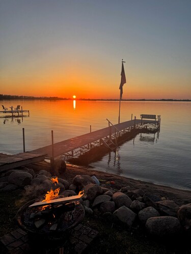 Peaceful 4-bedroom cabin with AC on Clear Lake with a dock and open living room.