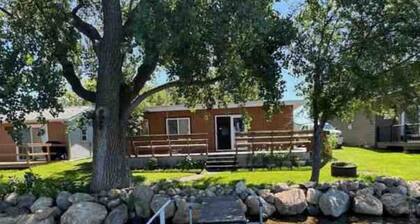 Peaceful 4-bedroom cabin with AC on Clear Lake with a dock and open living room.