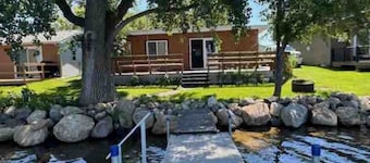 Peaceful 4-bedroom cabin with AC on Clear Lake with a dock and open living room.