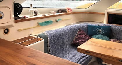 Unique stay on the water! 3-br yacht in the Bocas del Toro archipelago. Explore!